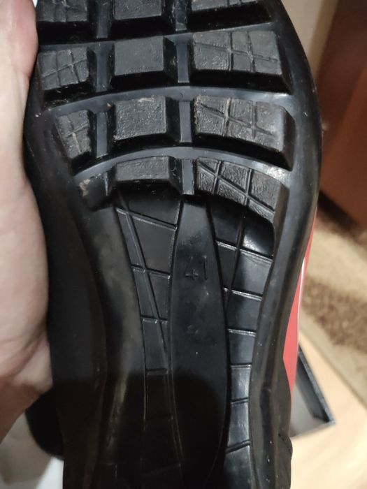 Продам лыжные ботинки и лыши (фишер)с палками и чехлом