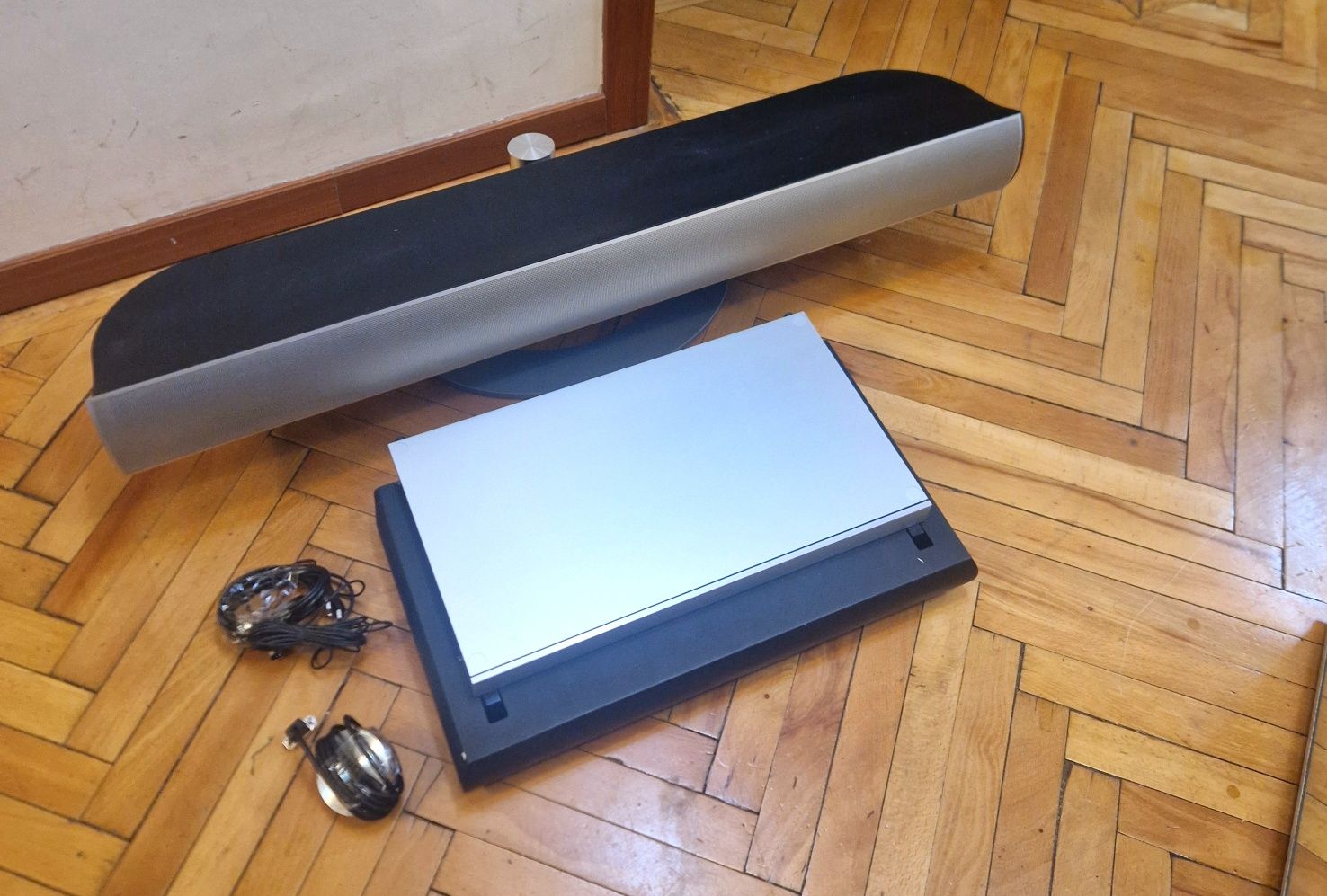 Sistem Soundbar+stand+subwoofer si statie audio AV Bang and Olfusen Be