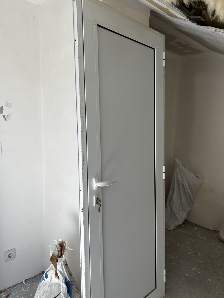 Продавам алуминиеви врати със стъкло и плътни