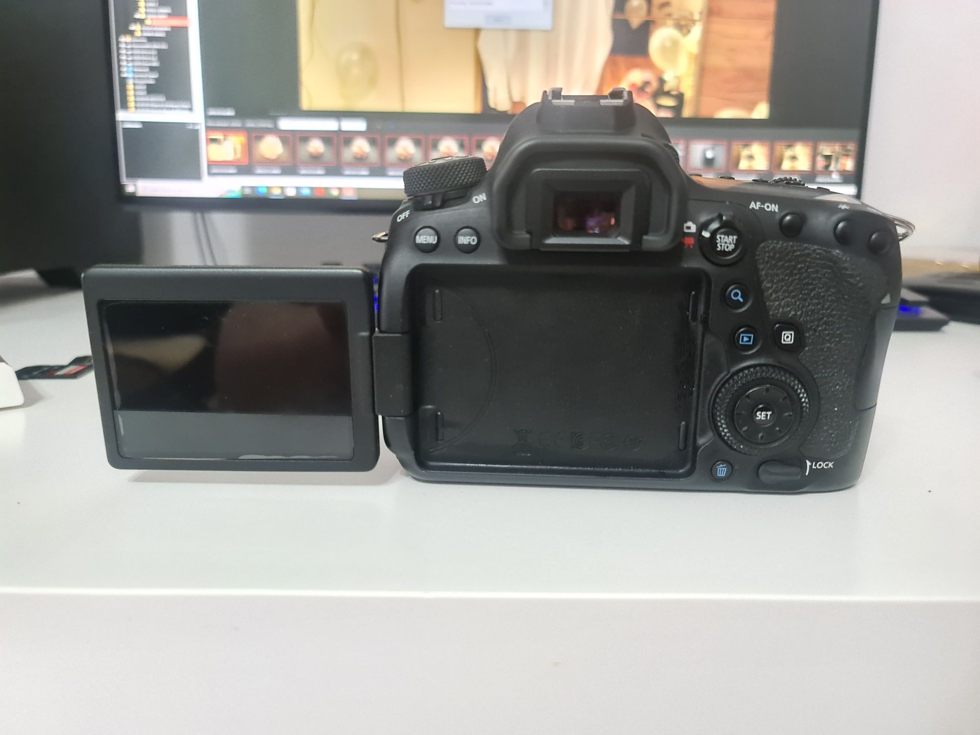 Vând Bady Canon 6D Mark II are folie pe display se vede din imagine cu