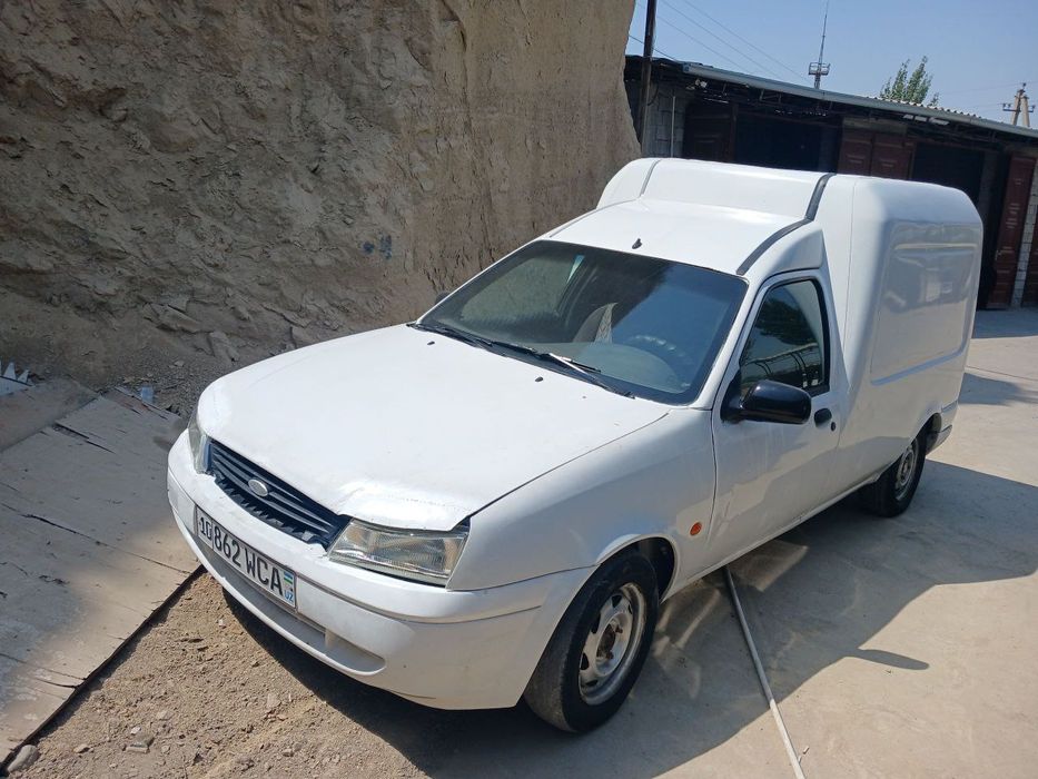 Ford kuryer avtomashinasi