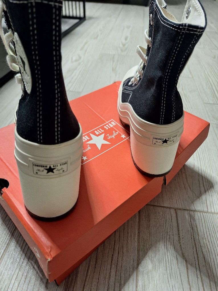 Converse ,noi cu eticheta