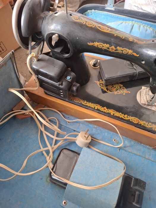 Швейная машинка с электрическим приводом