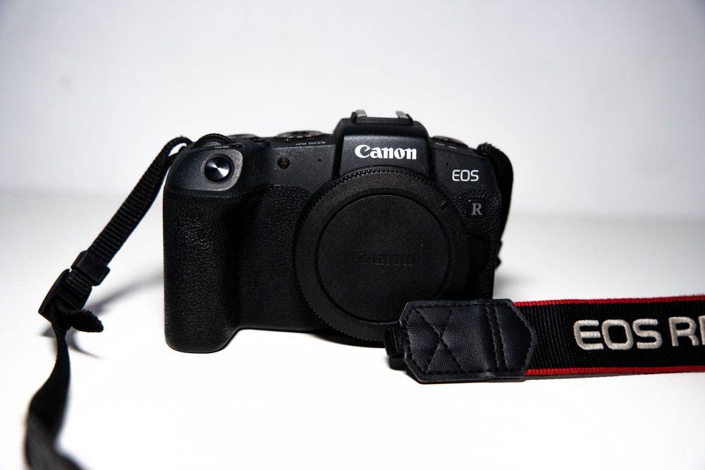 Продавам комплект Canon EOS RP full frame + обективи