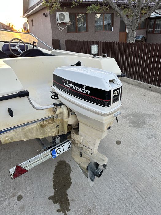 Vand barca / sau schimb cu laguna/ sau un motor de 40 cp an mai nou