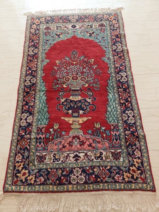 Covor persan vechi din lână, în condiție impecabilă. Culorile și model