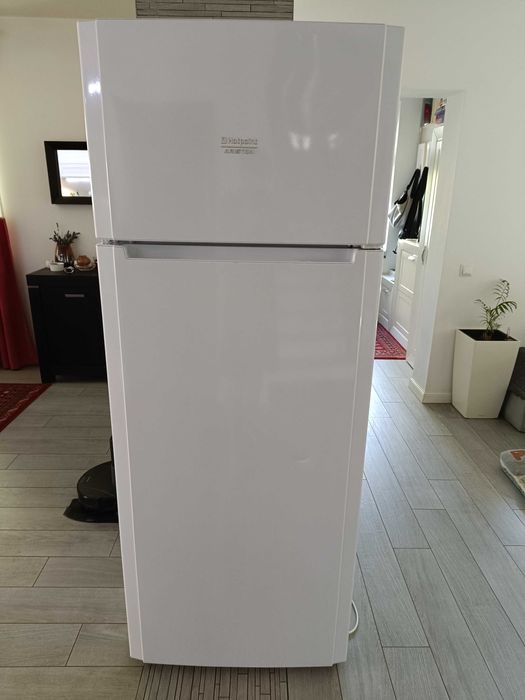 Vând frigider 2 usi Hotpoint Ariston DF02X
