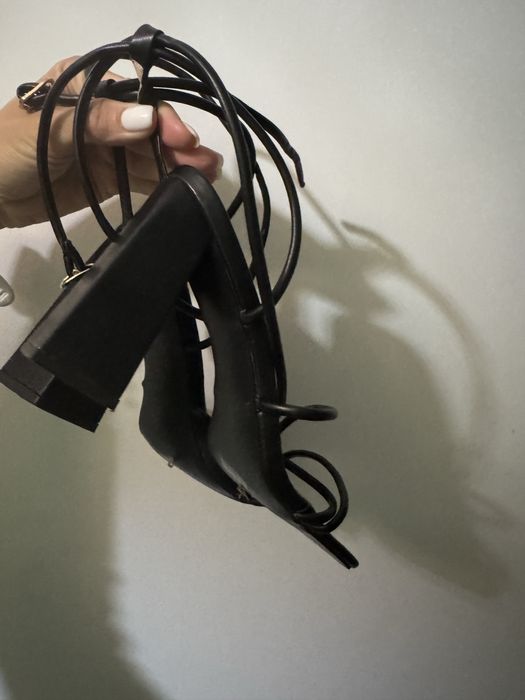 Обувки на висок ток