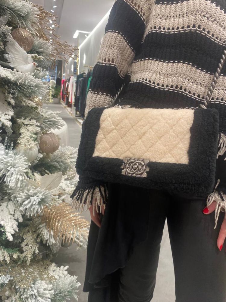 Geanta Chanel din piele ,,Boy chanel large shopping bag in Shearling”