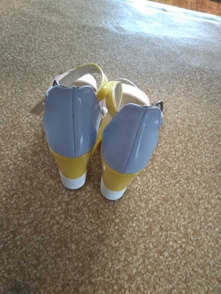 Летни сандали с платоформа