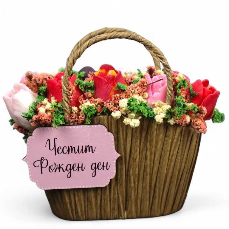 Ароматна кошничка с цветя и соева свещ – „Честит Рожден ден“