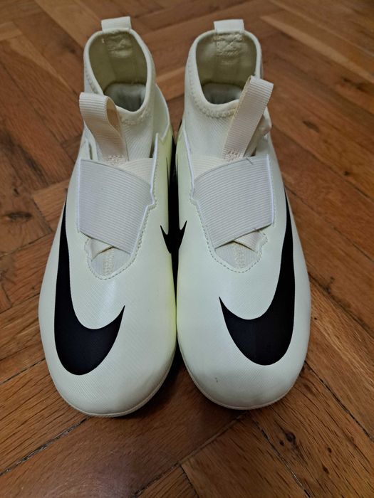 Футболни обувки Бутонки