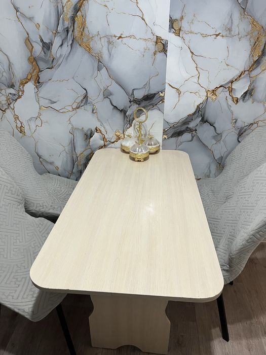 Стол хорошим состояние