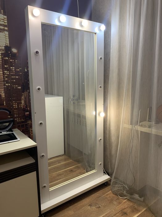 Зеркало на колесиках с лампочками.