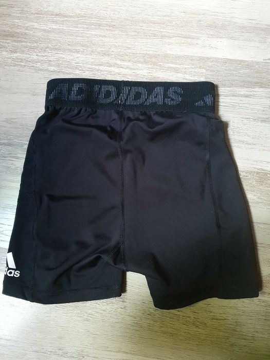 Разпродажба на къси гащи Adidas, H&M