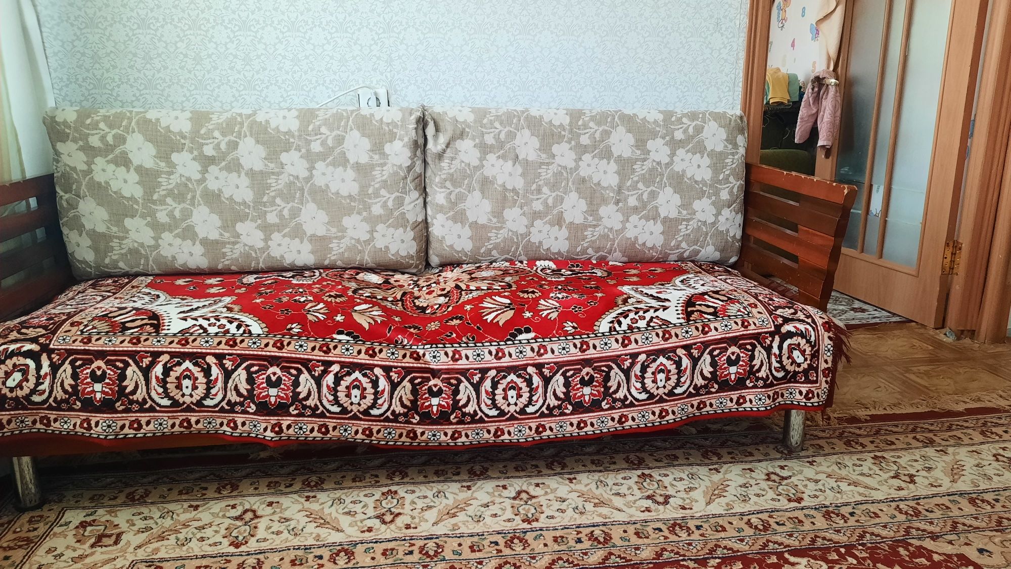 Диван жұмсақ отыруға ыңғайлы, аяқтары темір. Көршіктері өье жүмсақ.