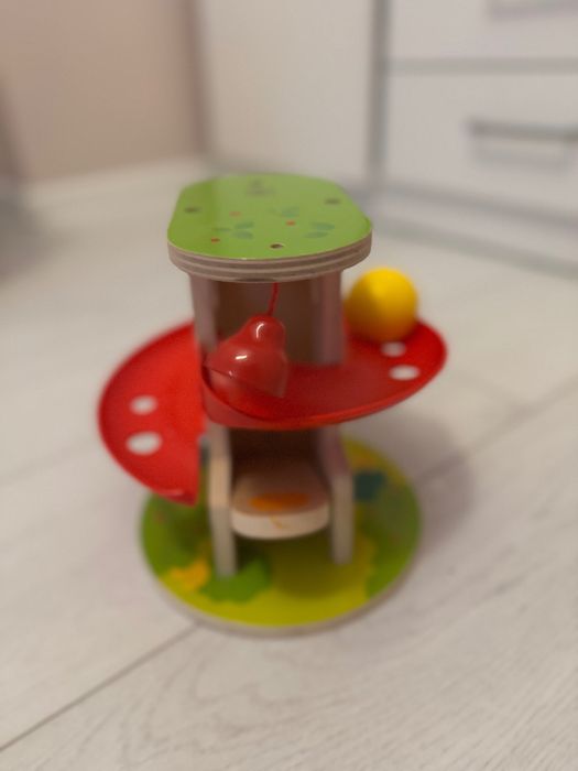 Дървена играчка с топче. Натисни и спусни
