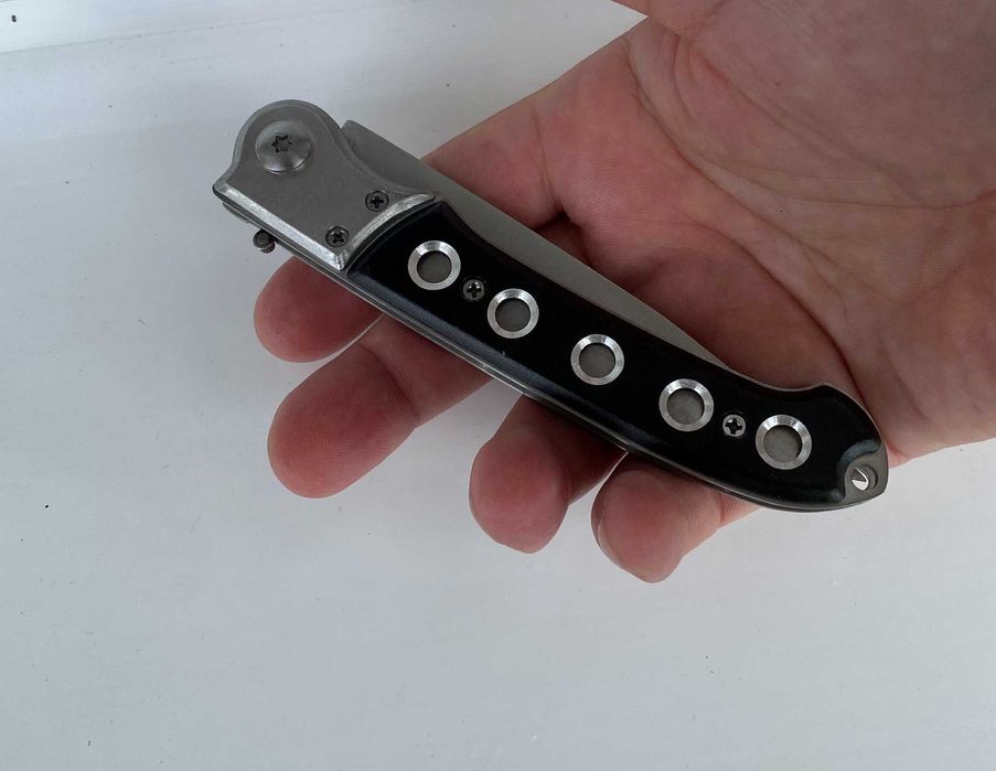 Cuțit pliabil tactic cu deschidere asistată, model gravat pe lamă