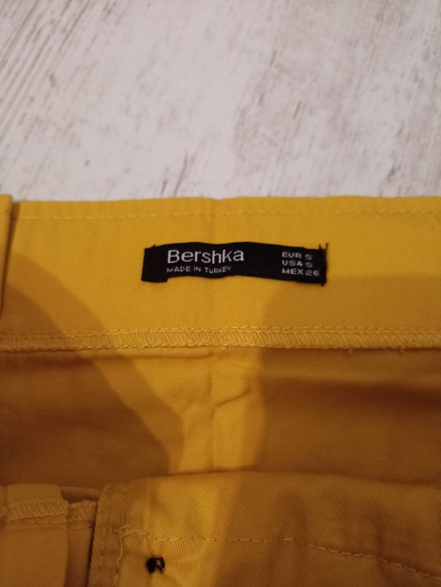 Дамска пола Bershka, размер С