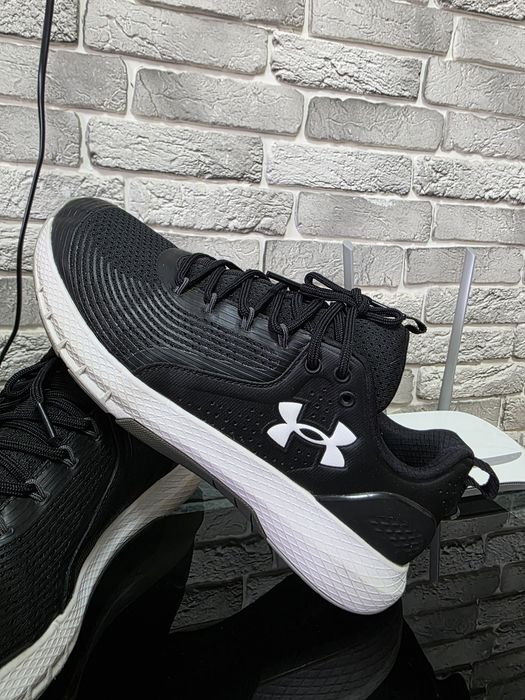 Оригинальные кроссы Under Armour