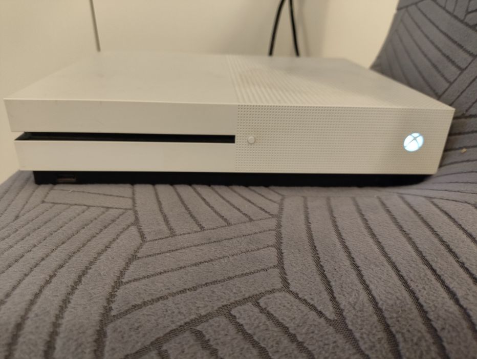 Vând Xbox one s 1tb 4k cu jocuri FIFA 25