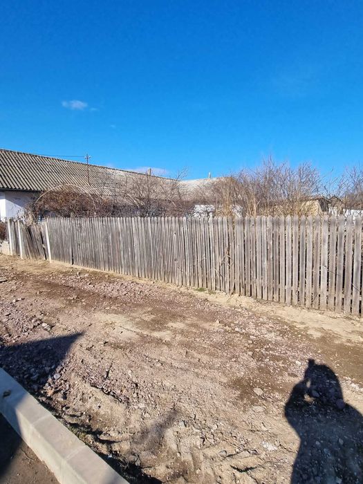 De vânzare teren intravilan cu construcții — Sarichioi, jud. Tulcea
