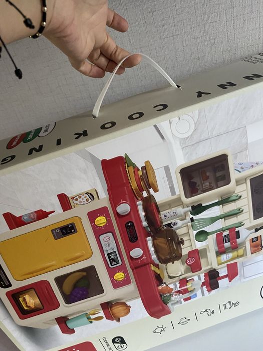 Кухня със светещи котлони, пара и мивка с течаща вода