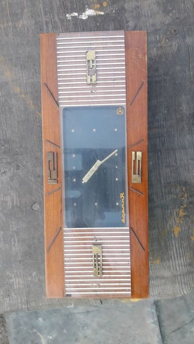 Сағат батариямен жүреді .2500т. механический.