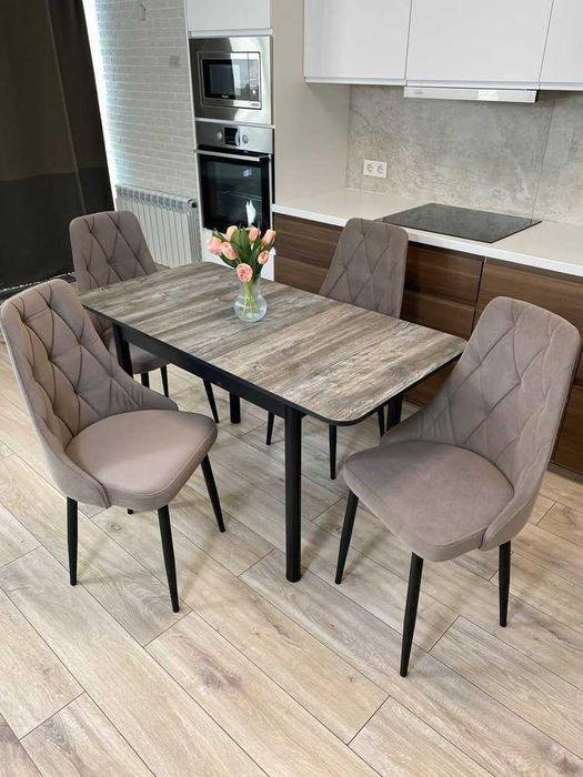 Отдам стол и стулья