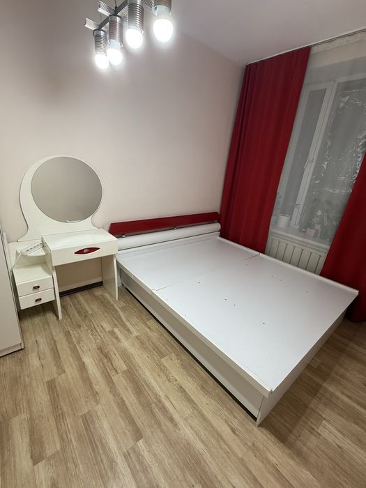 Кровать 180 на 200 см и туалетный столик