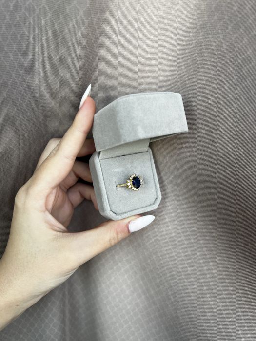 Inel elegant cu safir albastru si zirconii- argint 925 placat cu aur