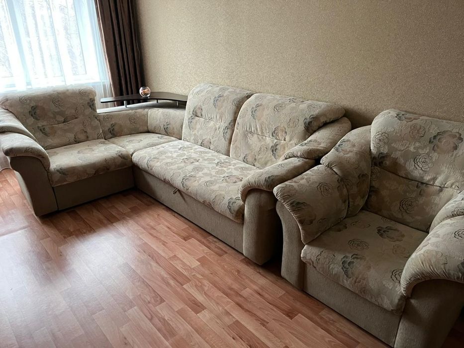 Продам угловой диван с креслом