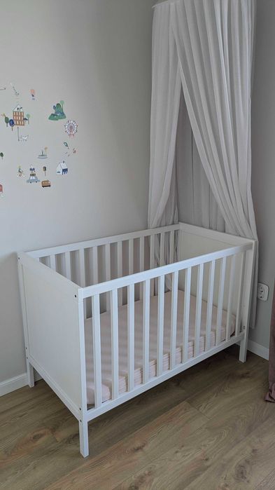 IKEA SUNDVIK бебешко креватче, матрак, протектор и балдахин