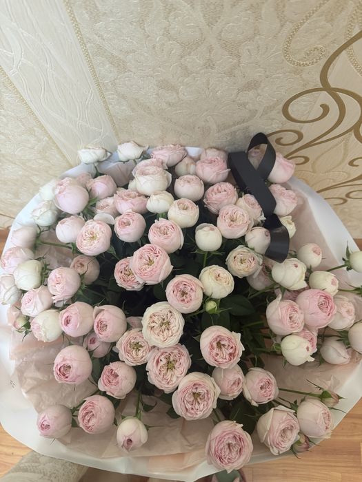 Пионовыдные розы красивом цвете