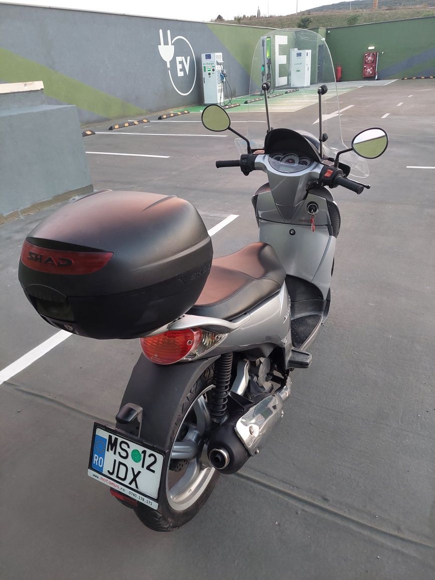 Scuter Aprilia Scarabeo 200 cc A2