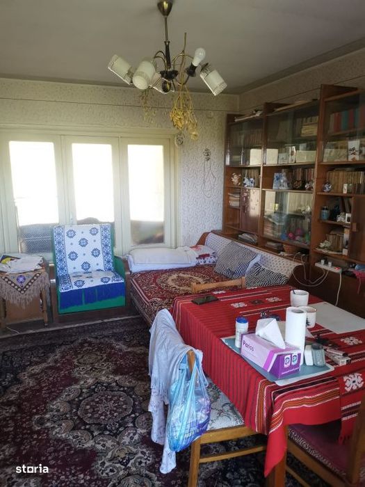 Apartament 3 camere, decomandat, 1 Mai vizavi de Spitalul Nr 1 ,  pe I