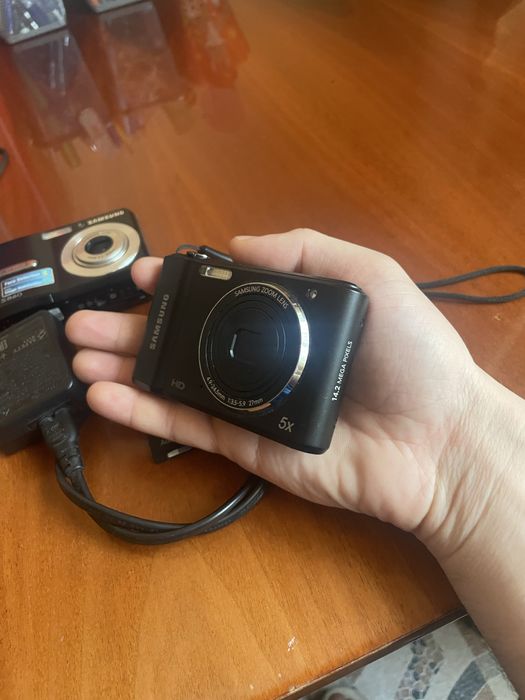 Vand doua aparate foto compacte samsung