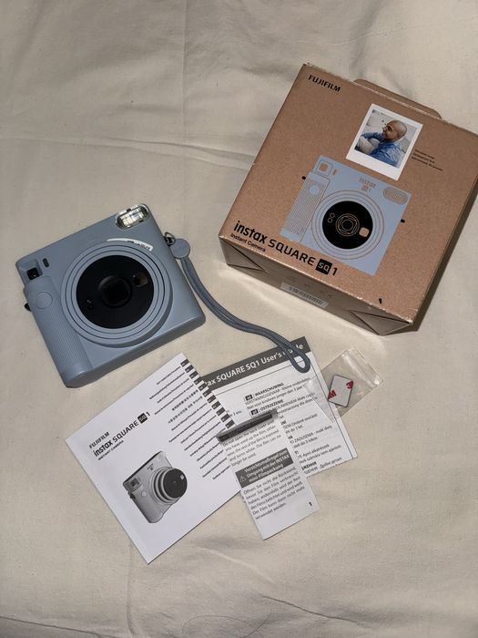 Продаю моментальный фотоаппарат Fujifilm Instax Square SQ1 (голубой)