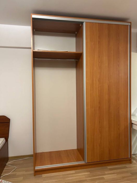 Dulap cu uși glisante din lemn 170x250x60 cm spațios, stare excelentă