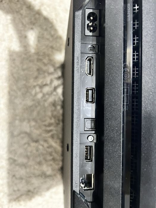 Vand Playstation4, 2 manete, 2 jocuri.Urgent!!