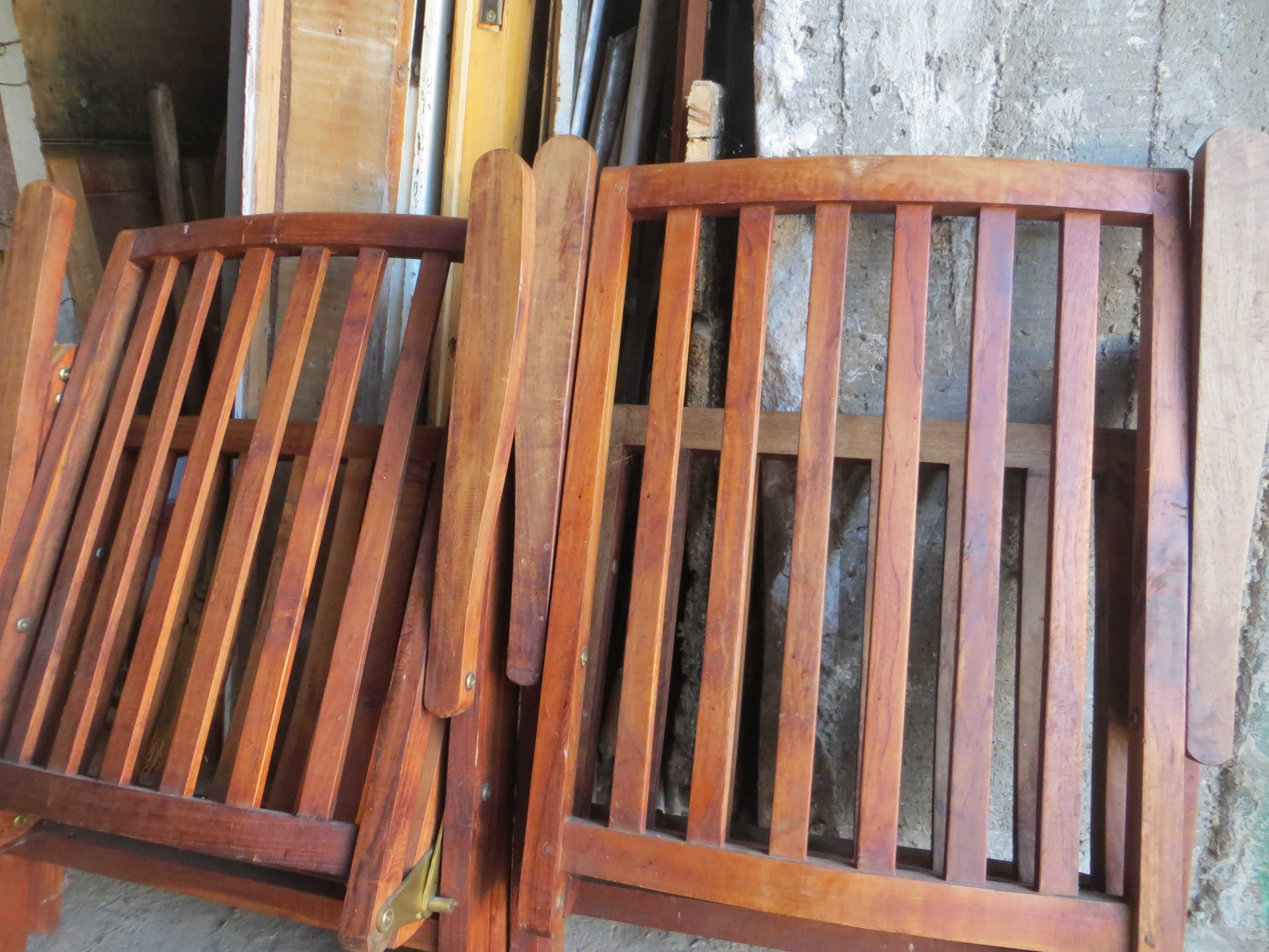 Сгъваеми дървени градински столове и тройна дървена помощна маса