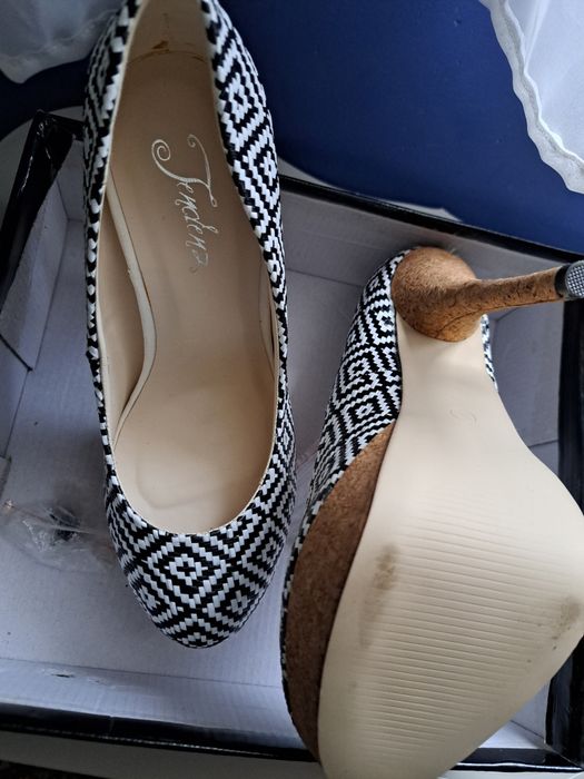 Обувки на ток с платформа