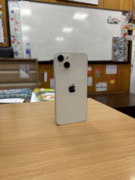 iPhone 13 сменен е задния капак.