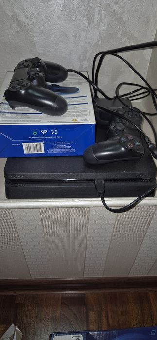 Продаю Sony пластейшн 4 практически новая с 2 джостиками новый