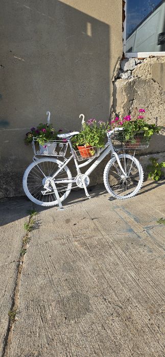 Bicicleta decor gradina handmade unicat cu flori si cos metalic retro