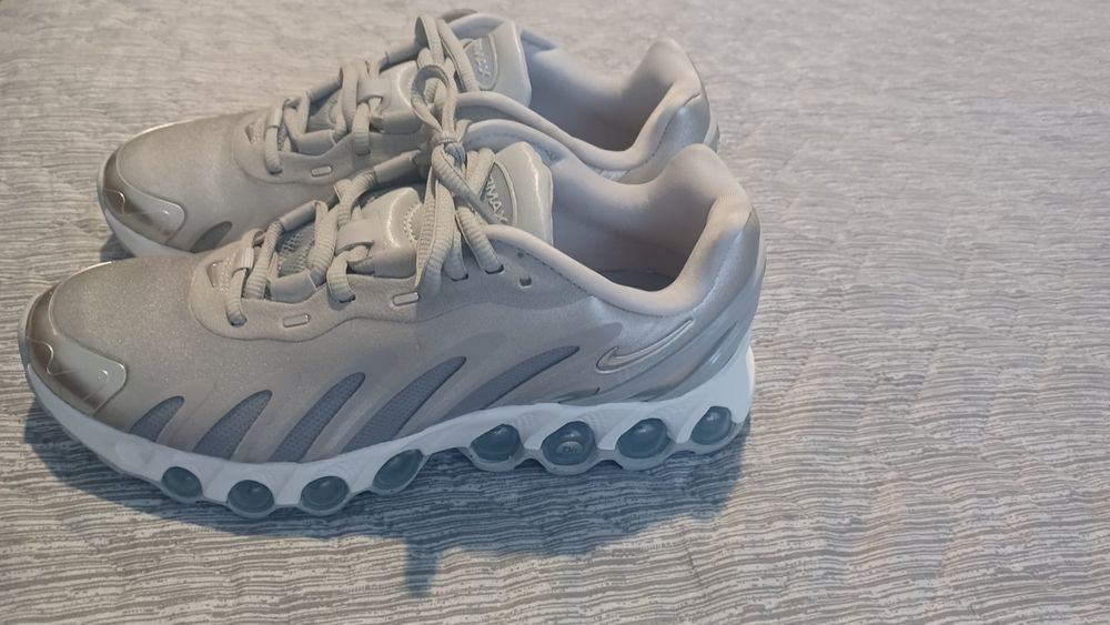 Продавам Дамски маратонк Nike