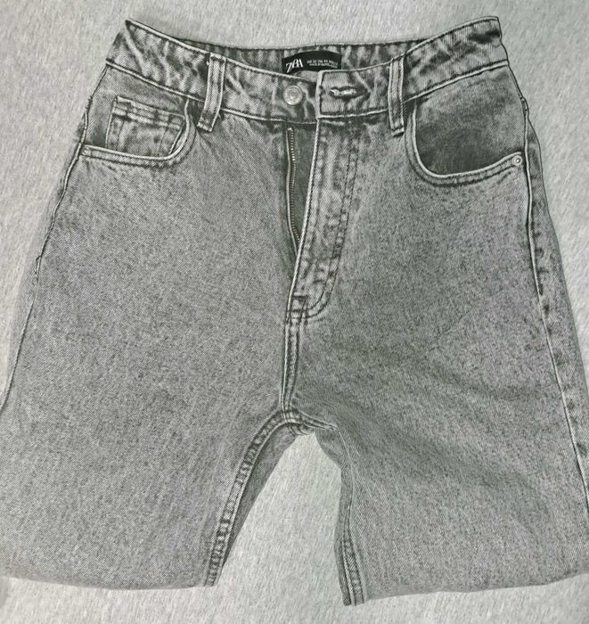 Vand blugi cu talie inalta