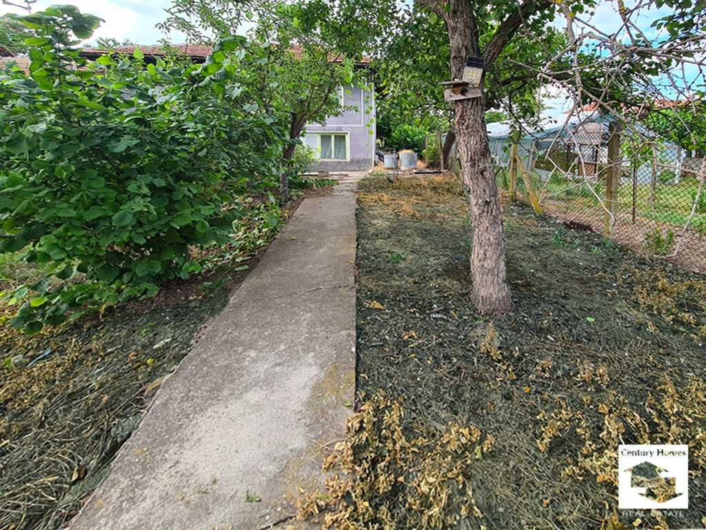 ЕКСКЛУЗИВНО! Просторна къща, с гараж и стоп. постройки, с. Страхилово
