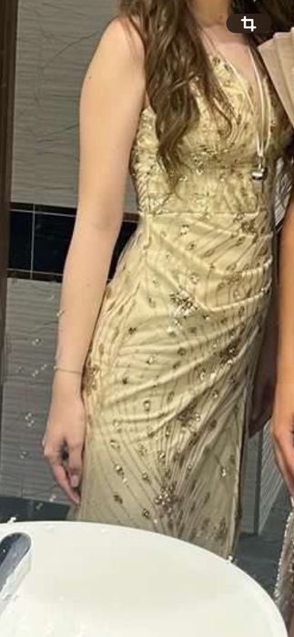 Златна бална рокля