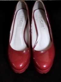 Продам лакированные красные туфли